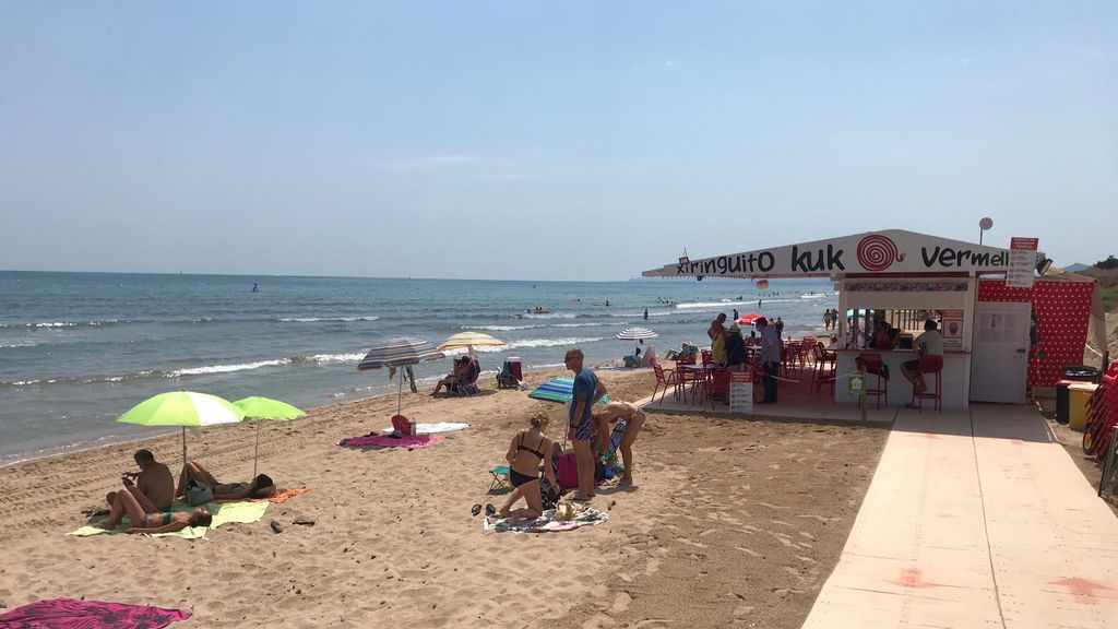 Chiringuito en la playa de Oliva.