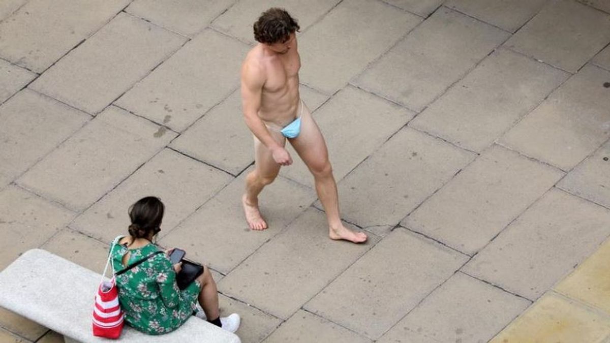 Un hombre pasea por el centro de Londres  completamente desnudo pero con mascarilla