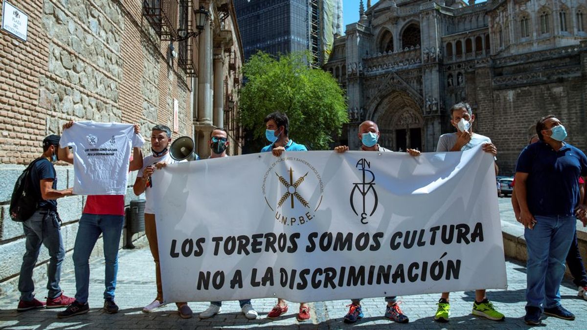 Un grupo de profesionales del toro insultan y golpean el coche de la ministra Yolanda Díaz en Toledo Un grupo de profesionales del toro insultan y golpean el coche de la ministra Yolanda Díaz en Toledo