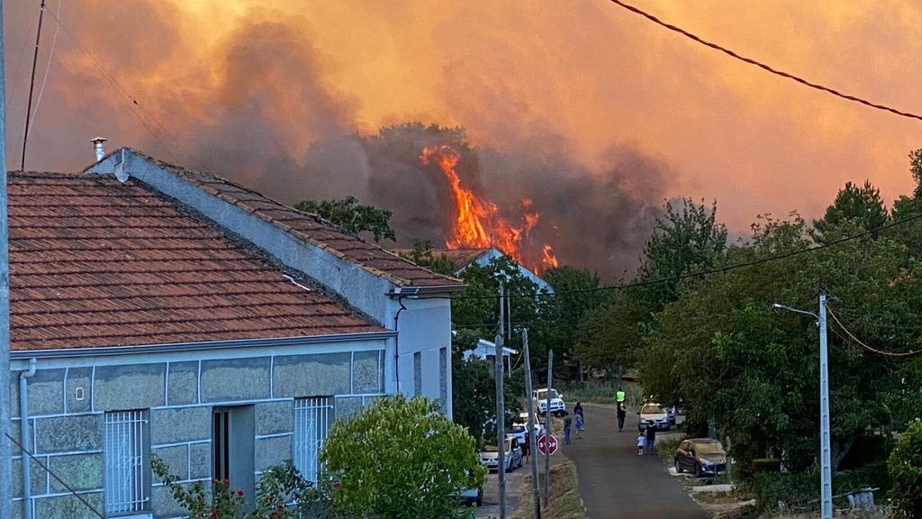 El incendio de Monterrei llega a las casas de A Salgueira