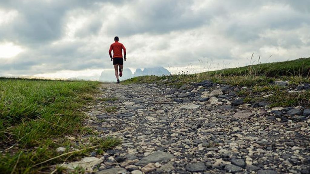atleta entrenando series cuesta arriba