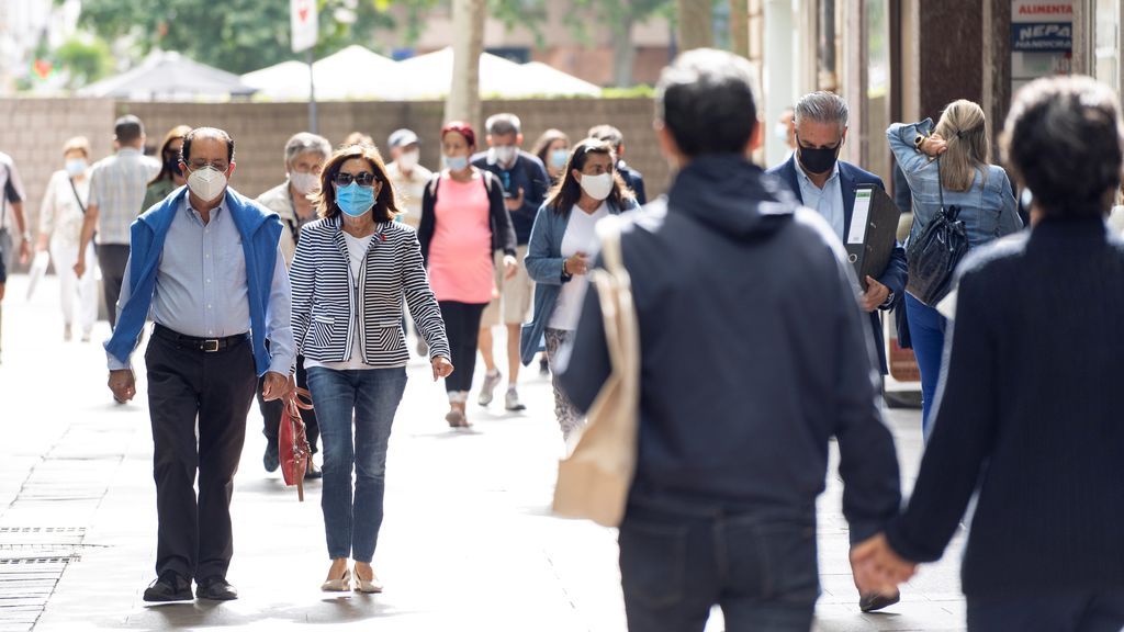 Pendientes de la curva, otra vez: el coronavirus repunta en España Pendientes de la curva, otra vez: el coronavirus repunta en España