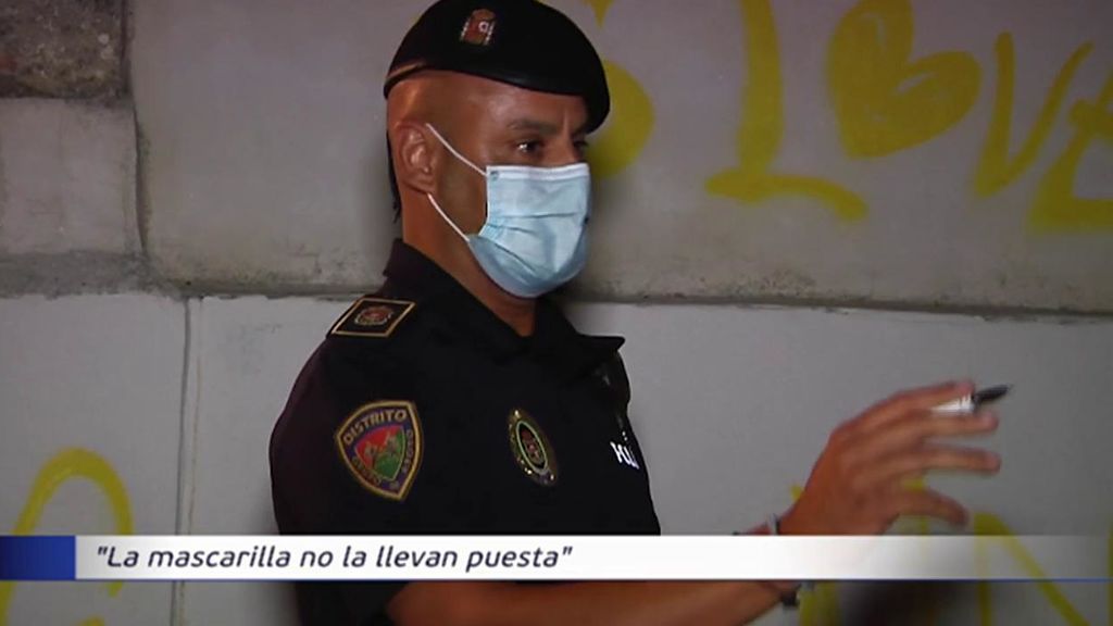 La Policía de Granada contra los botellones: patrulla las calles para evitar estas reuniones