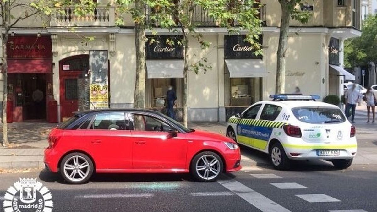 Rescatan a un bebé al que sus padres dejaron dentro del coche a 37 grados en la calle Serrano, en Madrid