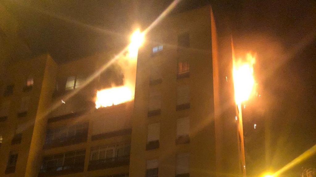 Diecinueve heridos leves en un incendio de un edificio en Santa Cruz de Tenerife Diecinueve heridos leves en un incendio de un edificio en Santa Cruz de Tenerife