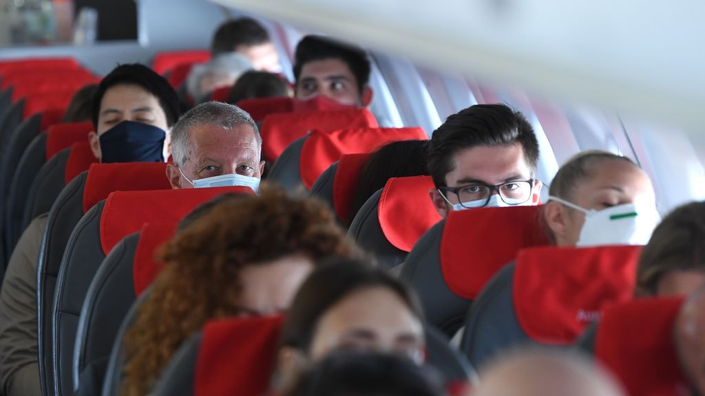 EuropaPress_3192608_15_june_2020_austria_schwechat_passengers_wearing_face_masks_sit_in_their EuropaPress_3192608_15_june_2020_austria_schwechat_passengers_wearing_face_masks_sit_in_their