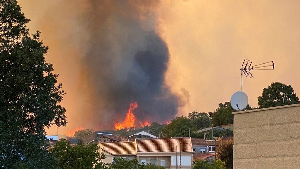 Los incendios en Ourense avanzan sin control y calcinan ya casi 850 hectáreas