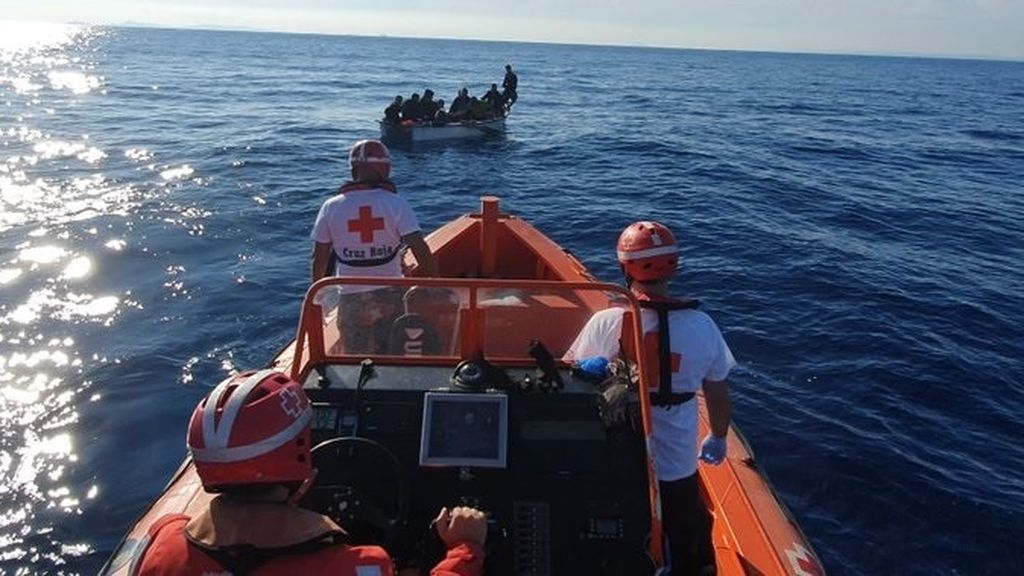 Llegan seis pateras a las costas de Alicante con unas 70 personas a bordo Llegan seis pateras a las costas de Alicante con unas 70 personas a bordo