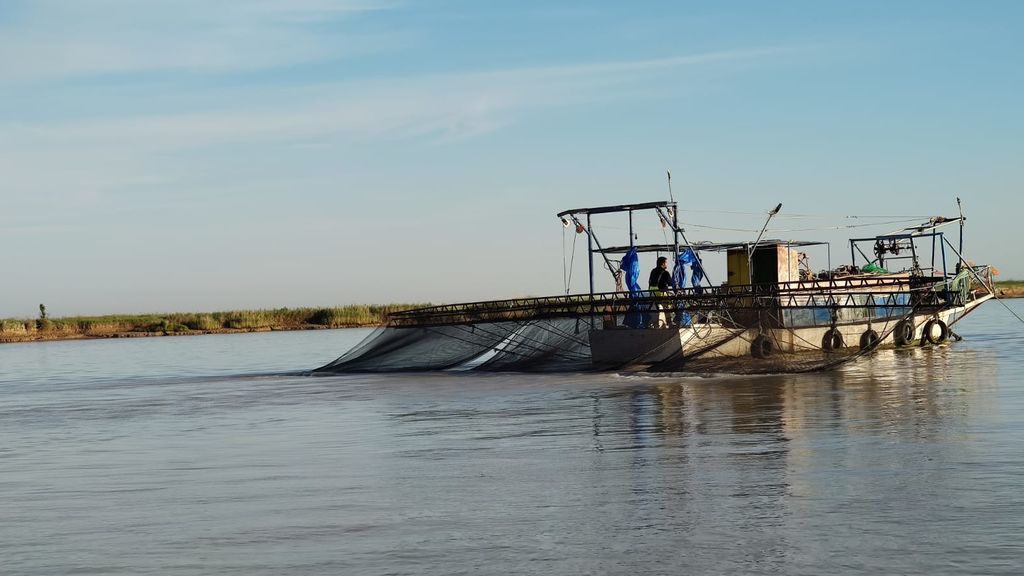 Una angulera ilegal en el Guadalquivir