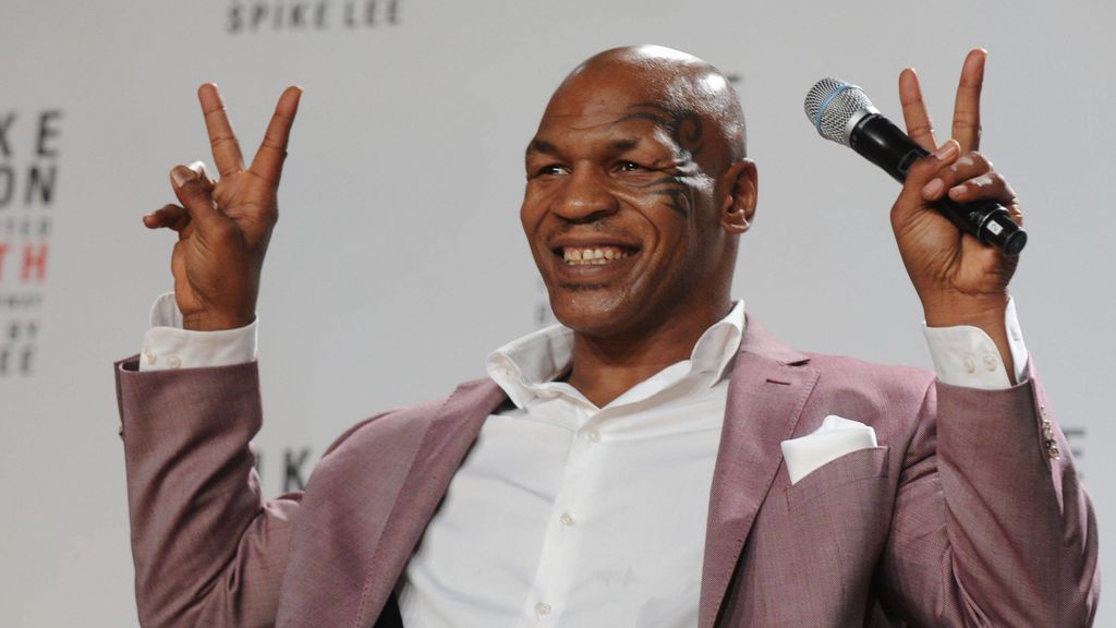 Tyson firma su contrato de vuelta al ring fumándose un 