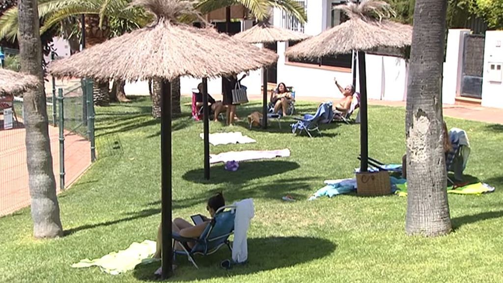 Numerosas familias españolas deciden aparcar las vacaciones y pasar el verano cerca de casa