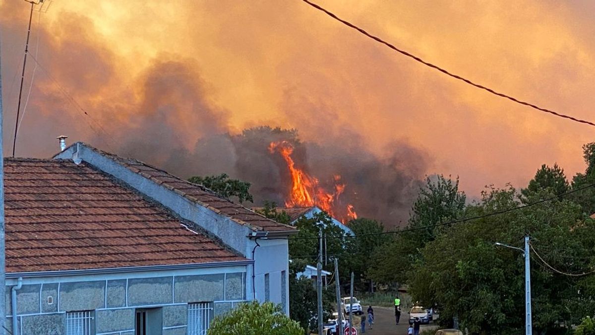 El incendio más grande de Galicia en la temporada continúa activo: ha arrasado 450 hectáreas en Monterrei