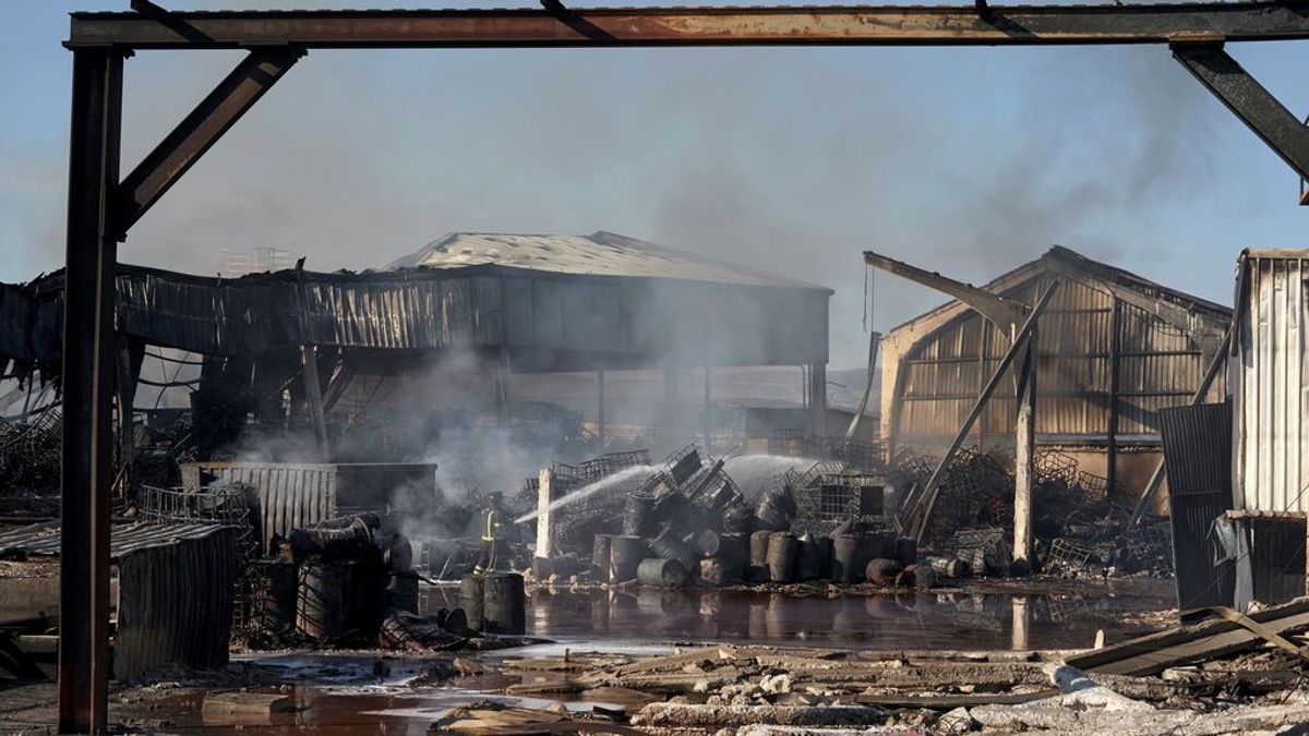 Un incendio en una nave con materiales inflamables obliga a evacuar a 400 vecinos de San Pedro del Arroyo, Ávila