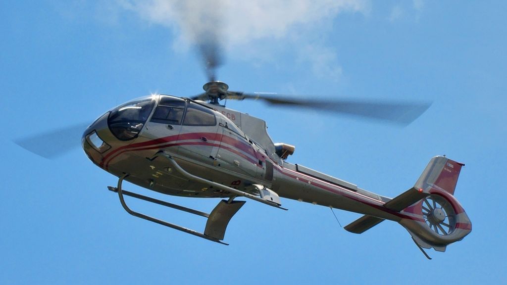 Un helicóptero se estrella en Sevilla y sus dos ocupantes mueren en el acto Un helicóptero se estrella en Sevilla y sus dos ocupantes mueren en el acto