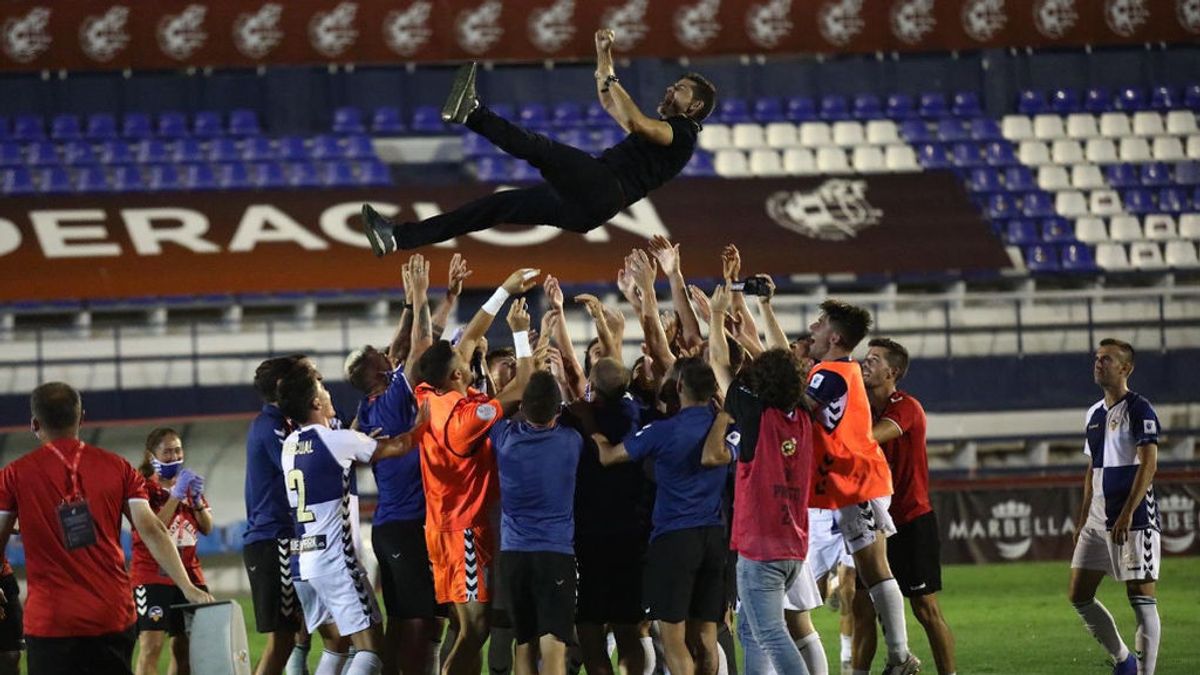 La descontrolada celebración de los aficionados del Sabadell obliga a suspender su rúa por el ascenso a Segunda La descontrolada celebración de los aficionados del Sabadell obliga a suspender su rúa por el ascenso a Segunda