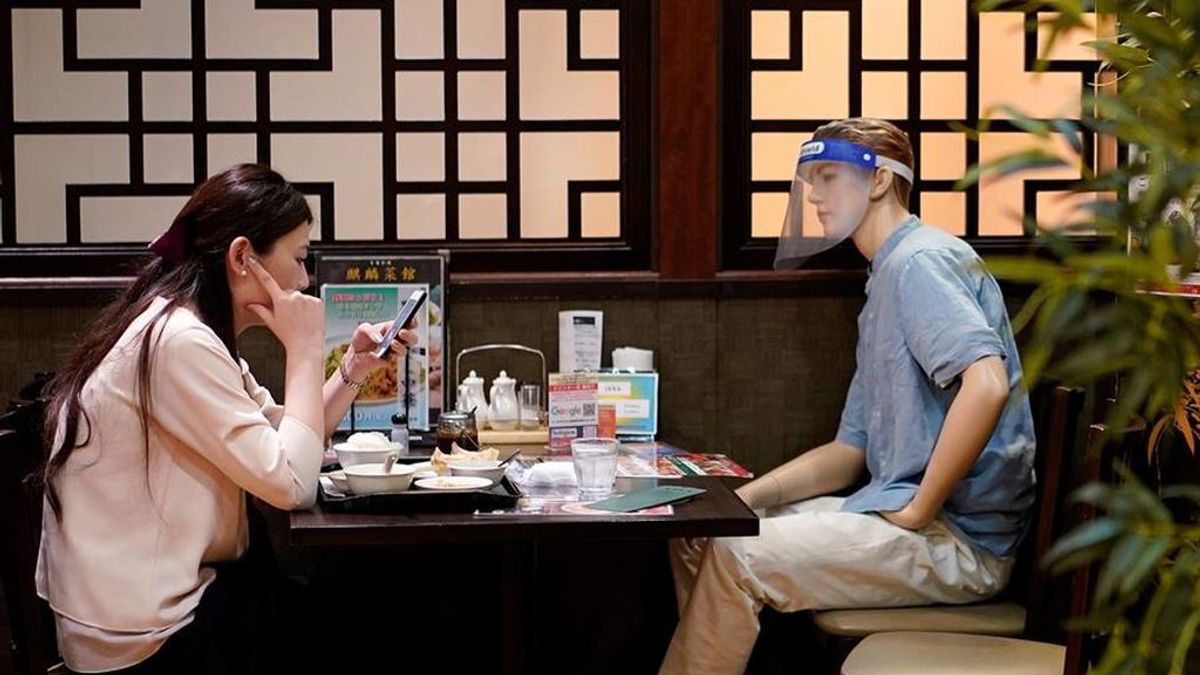 Recordar la distancia social con elegancia japonesa: El dueño de un restaurante en Tokio usa maniquíes
