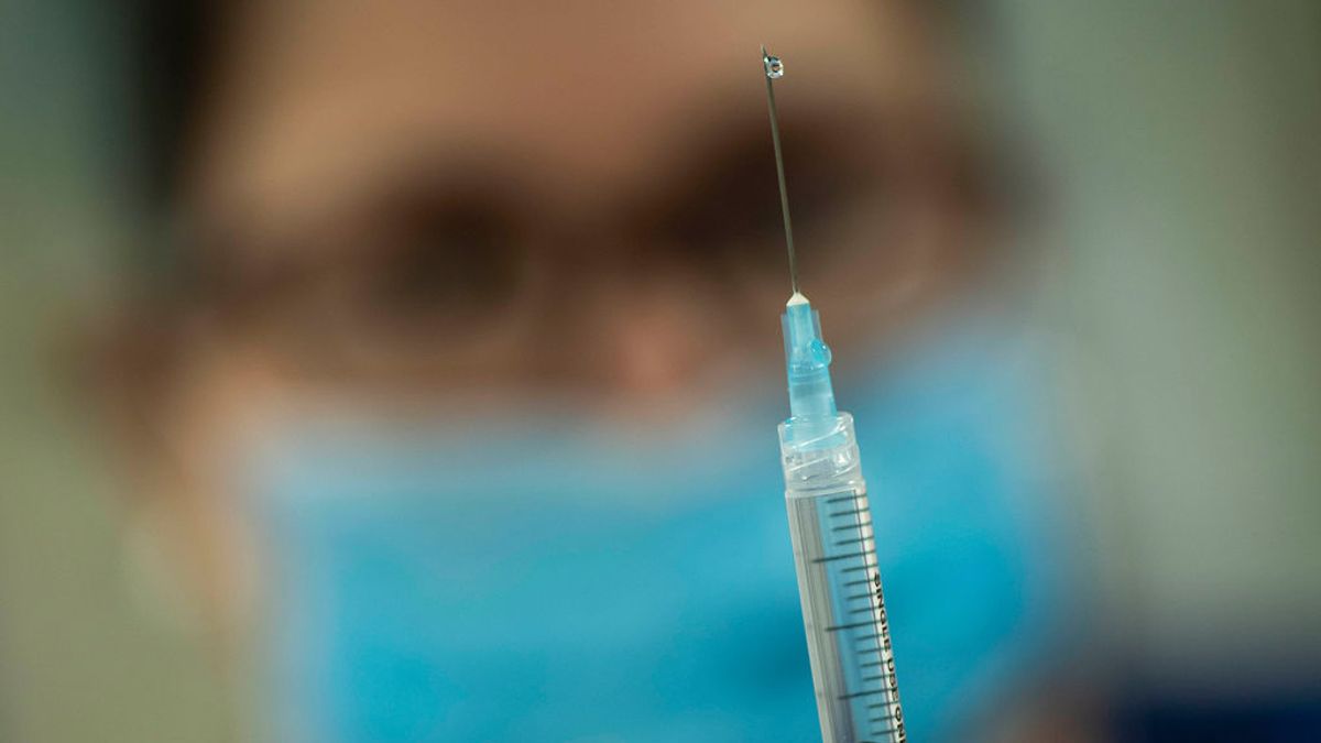 Un trabajador de salud prepara una aguja durante una prueba médica de coronavirus en la Universidad de Queensland, Australia. Un trabajador de salud prepara una aguja durante una prueba médica de coronavirus en la Universidad de Queensland, Australia.