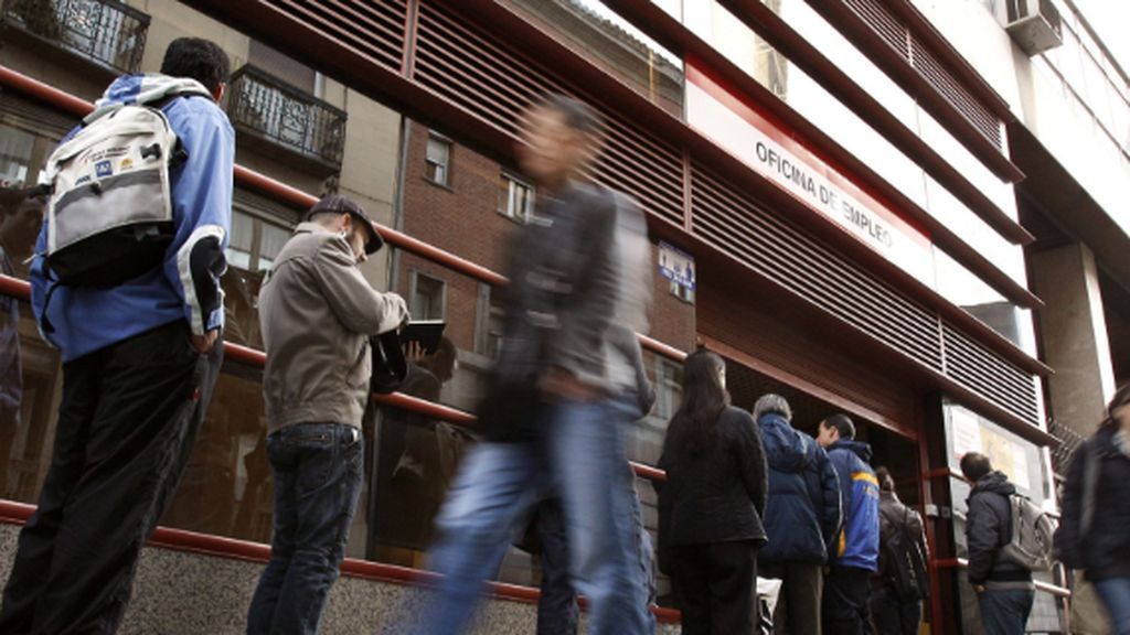 cola del paro en la oficina de empleo