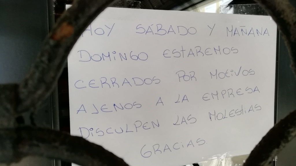 Cartel colgado en la puerta del establecimiento
