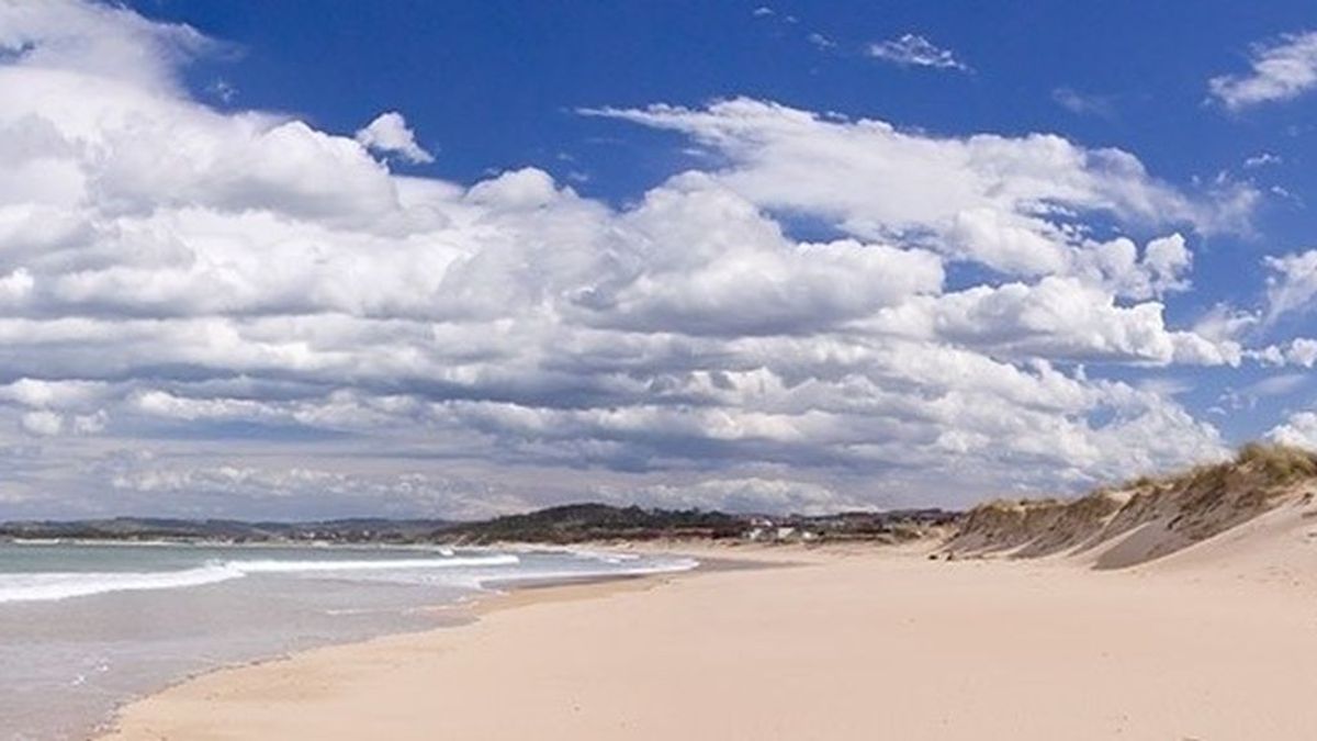 Sin mascarilla ni distancia de seguridad: La Guardia Civil disuelve un botellón en la playa de Somo Sin mascarilla ni distancia de seguridad: La Guardia Civil disuelve un botellón en la playa de Somo