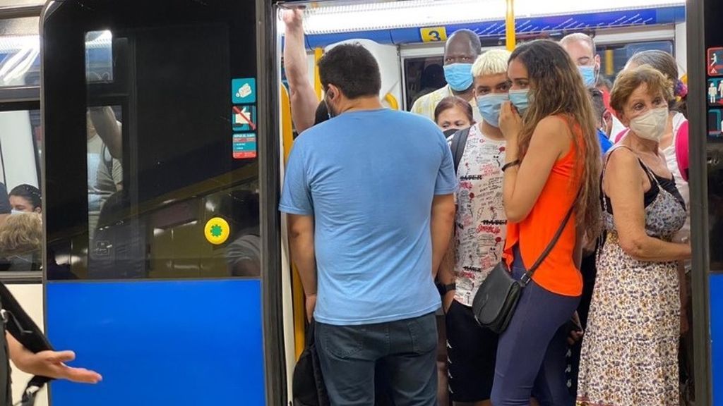 Las críticas sobre cómo se viaja en el Metro de Madrid mientras el Gobierno anuncia un aumento de plantilla