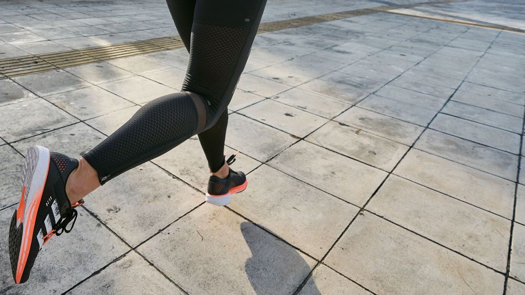 persona corriendo por la calle