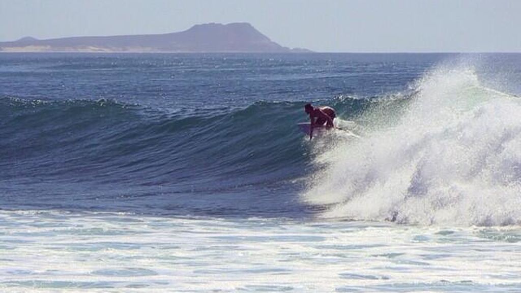 surfista tomando una ola durante el ASP World Tour