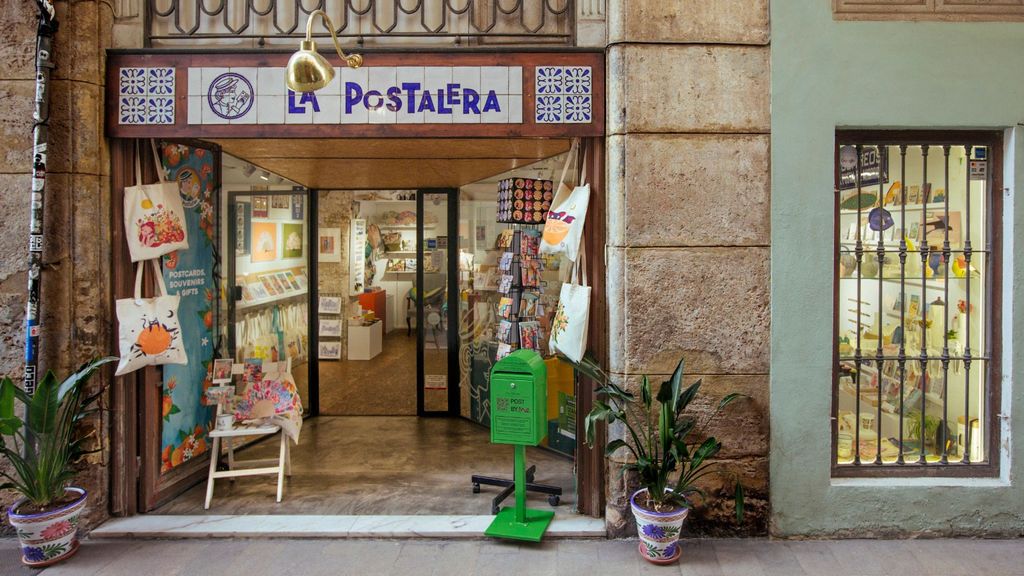 Tienda de souvenirs de diseño La Postalera.