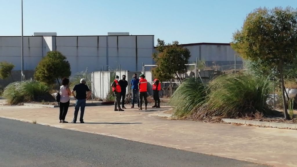 Más de un centenar de inmigrantes deambulan desde hace 15 días por Lepe y rechazan un solar a 6 kilómetros del pueblo Más de un centenar de inmigrantes deambulan desde hace 15 días por Lepe y rechazan un solar a 6 kilómetros del pueblo