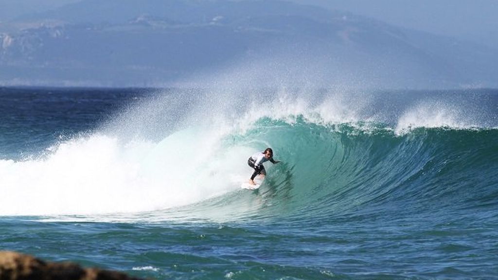 surfista tomando una ola durante una competición