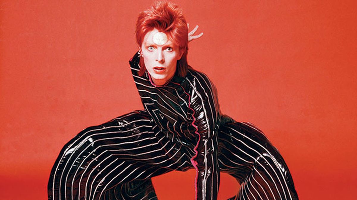 Muere el diseñador fetiche de Bowie: trajes icónicos de Stardust que tienes en la cabeza