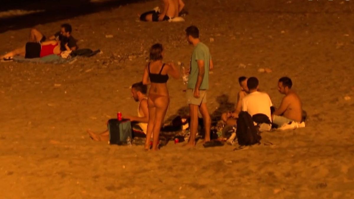 Cataluña prohíbe los botellones y multará con sanciones de hasta 15.000 euros por el Covid-19 Cataluña prohíbe los botellones y multará con sanciones de hasta 15.000 euros por el Covid-19
