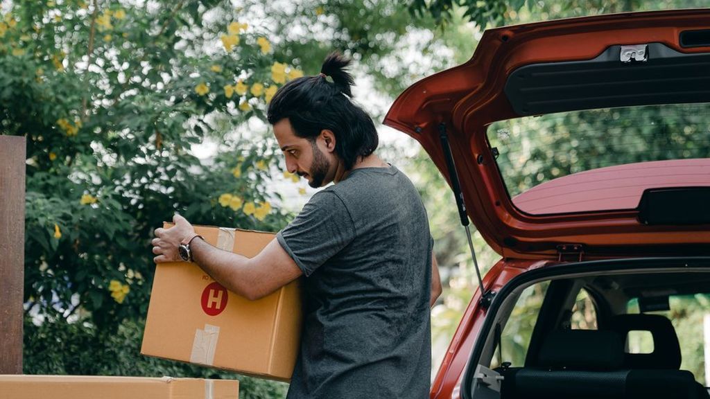 El maletero de tu coche a punto: cómo cambiar el amortiguador de la puerta y mantenerlo limpio