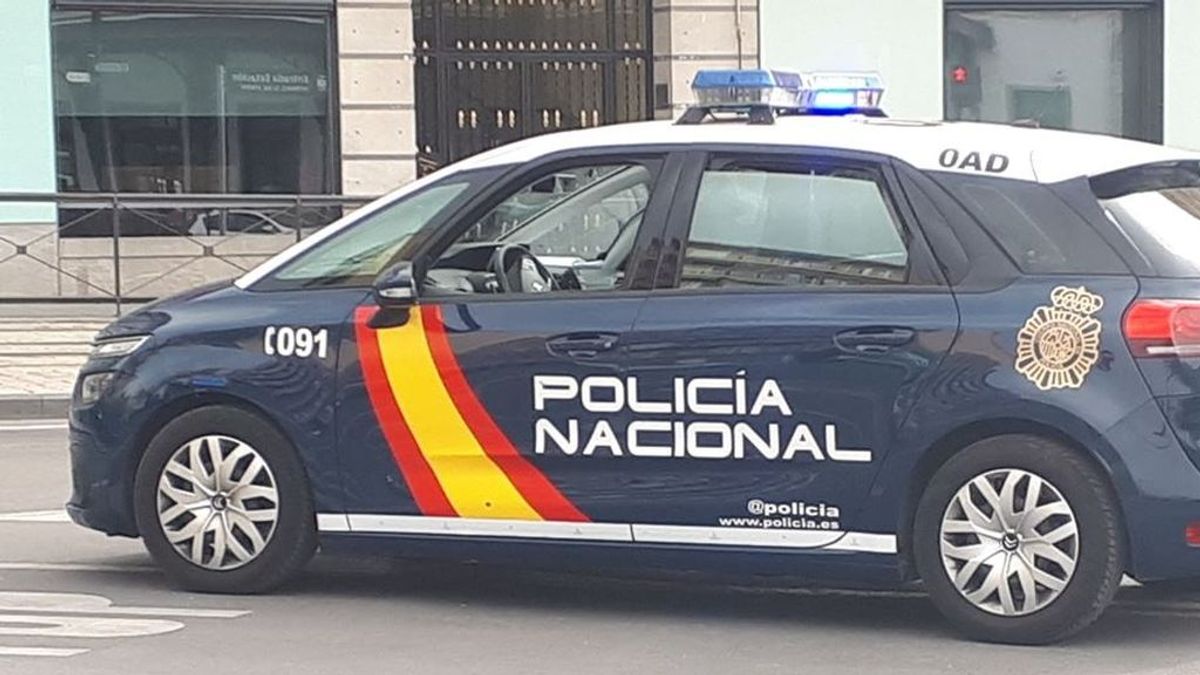 La Policía reduce con un tiro a un hombre que había robado el arma a un agente en Granada La Policía reduce con un tiro a un hombre que había robado el arma a un agente en Granada