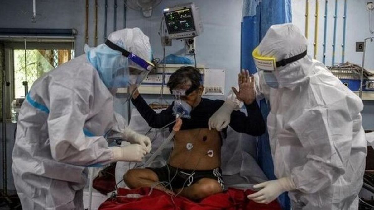 Un paciente contagiado con coronavirus es tratado en un hospital de Nueva Delhi