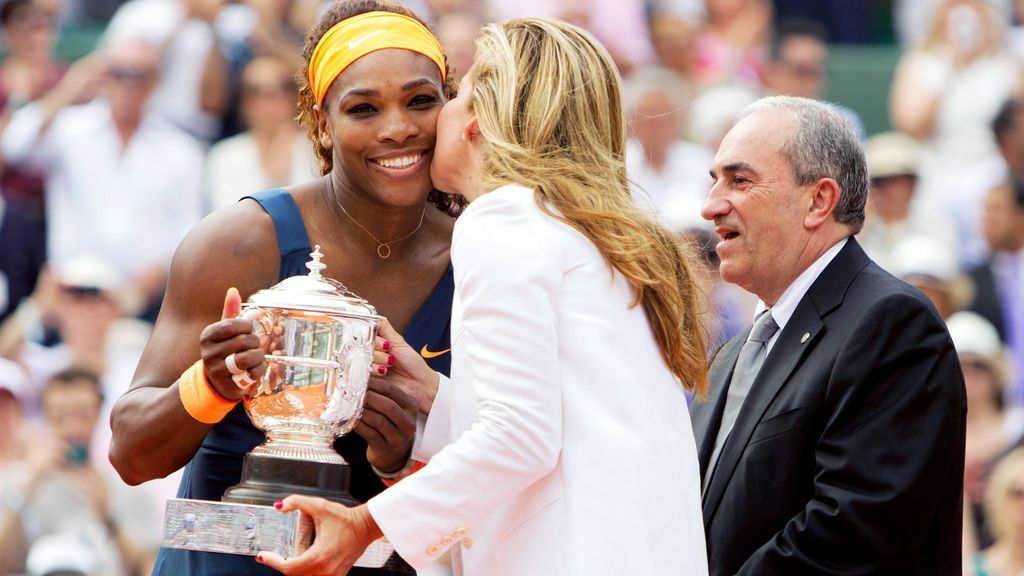 Arantxa Sánchez Vicario entregando un premio a Serena Williams