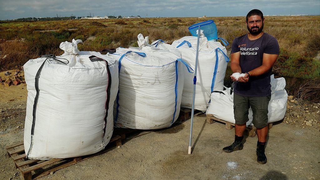 Antonio Piedad con la flor de sal que cosecha