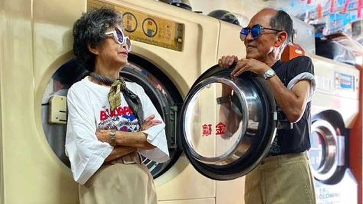 Una pareja de octogenarios se hace famosa por vestirse con la ropa que nunca recogieron los clientes de su lavandería