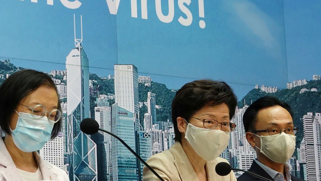 Hong Kong alerta de que un brote de coronavirus "a gran escala" puede colapsar su sistema sanitario Hong Kong alerta de que un brote de coronavirus "a gran escala" puede colapsar su sistema sanitario