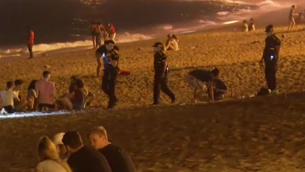 Barcelona, desalojos en las playas de grupos de jóvenes haciendo botellón sin mascarilla ni distancia de seguridad
