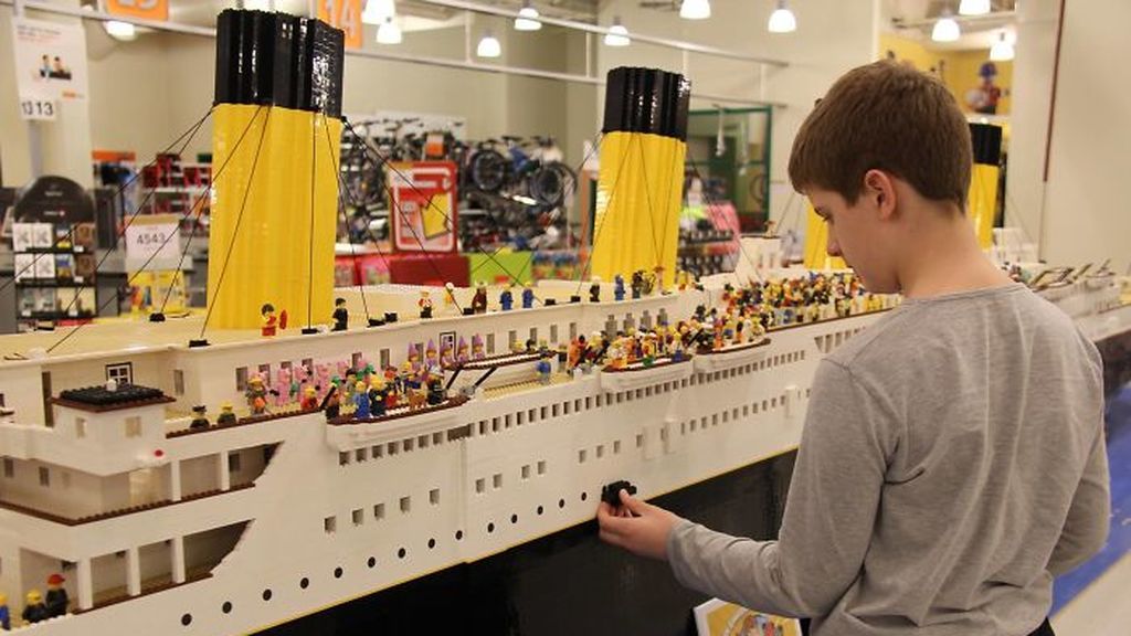 Réplica del Titanic con Legos