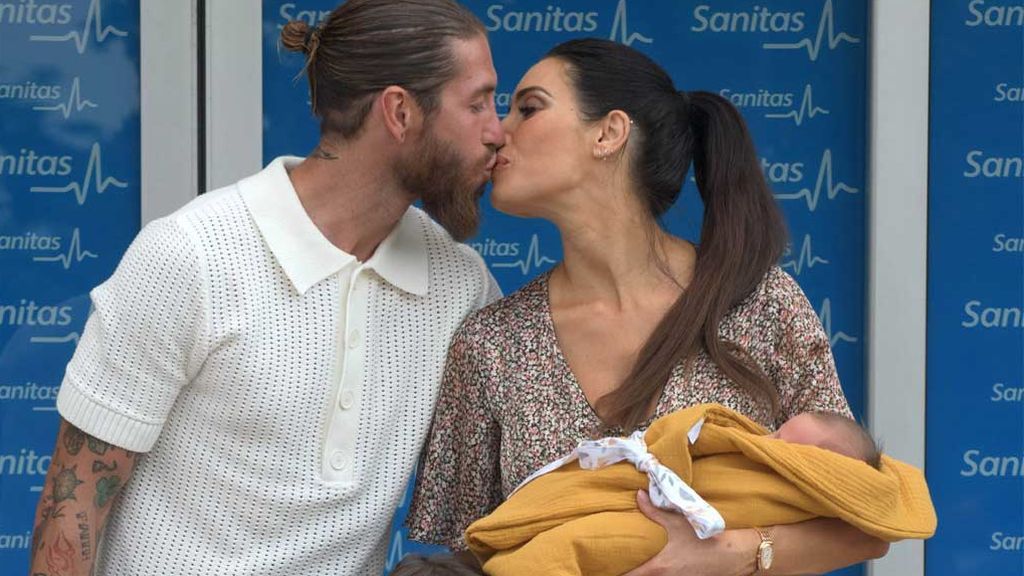 Sergio Ramos y Pilar Rubio, felices en la presentación de su cuarto hijo a la prensa