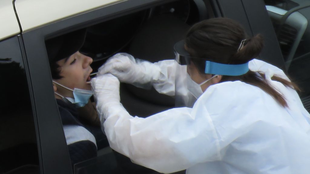Los expertos contra la cartilla COVID de Ayuso: "Es inútil, discriminatorio y una amenaza para la salud pública" Los expertos contra la cartilla COVID de Ayuso: "Es inútil, discriminatorio y una amenaza para la salud pública"