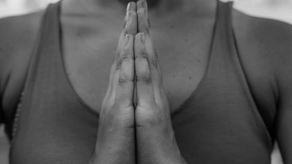 postura de Namasté mudra en yoga