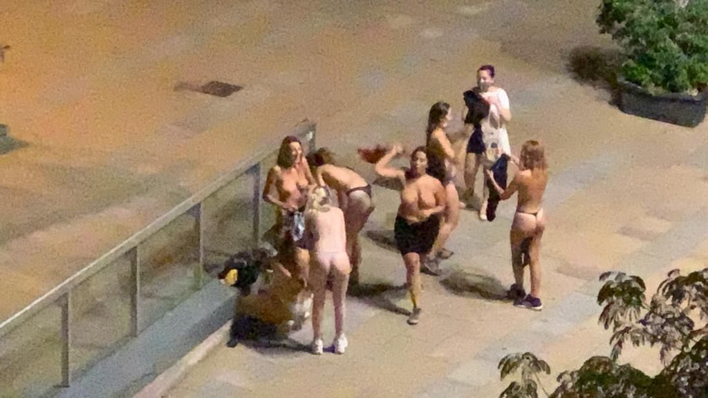 Agrupación de jóvenes en Mataró por 'Les Santes'