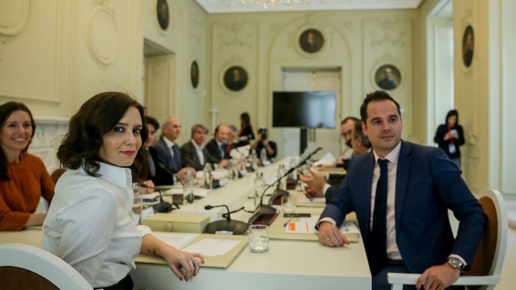 Aguado corrige a Ayuso: la 'cartilla Covid' se queda en un mero registro sanitario Aguado corrige a Ayuso: la 'cartilla Covid' se queda en un mero registro sanitario