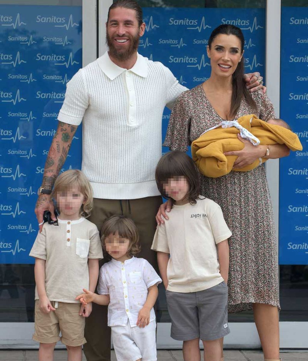 Sergio Ramos y Pilar Rubio posan con sus cuatro hijos