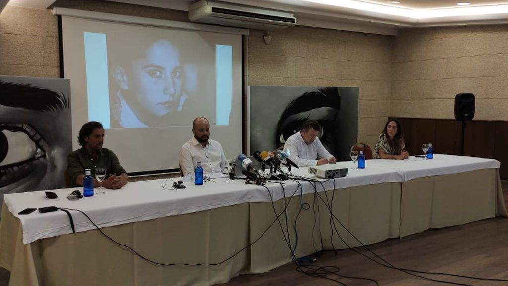 Los hermanos de Déborah, en los extremos, y los abogados de la familia, en el centro