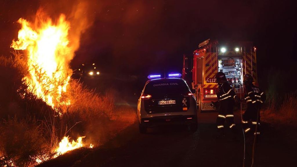 Un incendio en Ourense quema más de 1.000 hectáreas en pocas horas y se convierte en el peor del verano