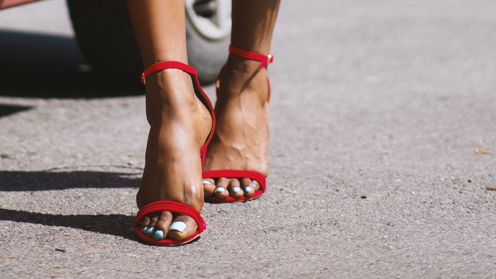 Las sandalias que más se llevan tienen el tacón bajo y un ‘aire retro’: encuéntralas por menos de 50 euros
